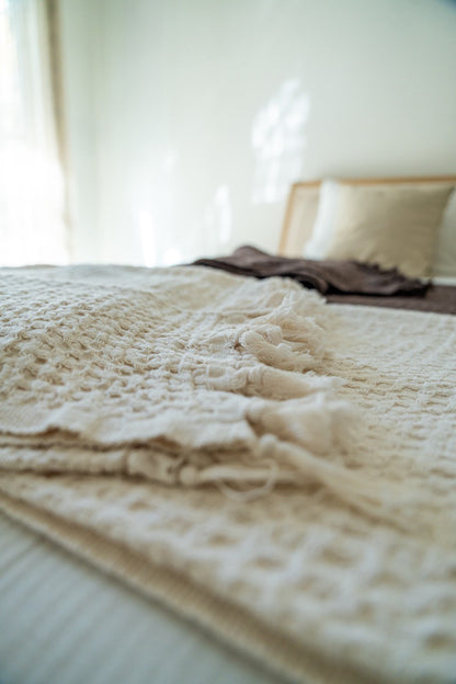 CREAM TEXTURED BEDSPREAD