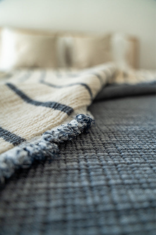 DUO NAVY CRINKLE BED COVER